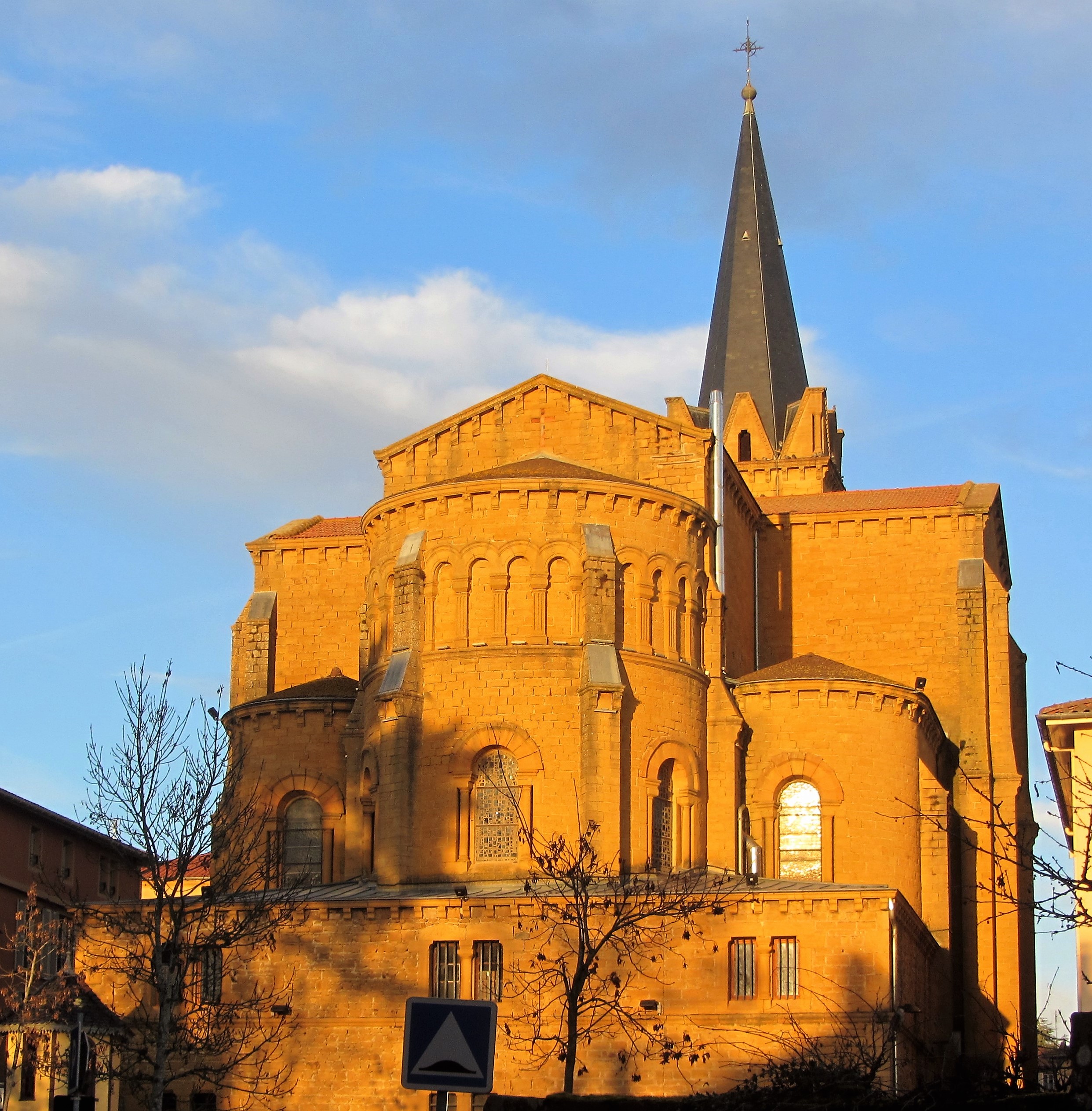 chevet église Bois-d'Oingt, soleil couchant