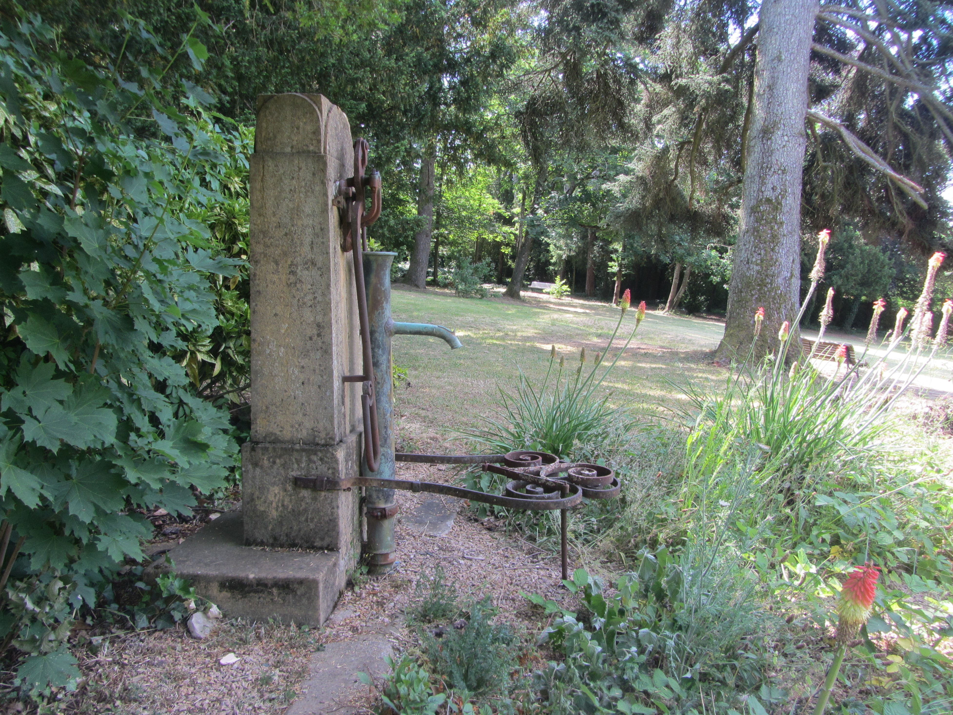 Parc Pichat, ancienne fontaine, Val d'Oingt