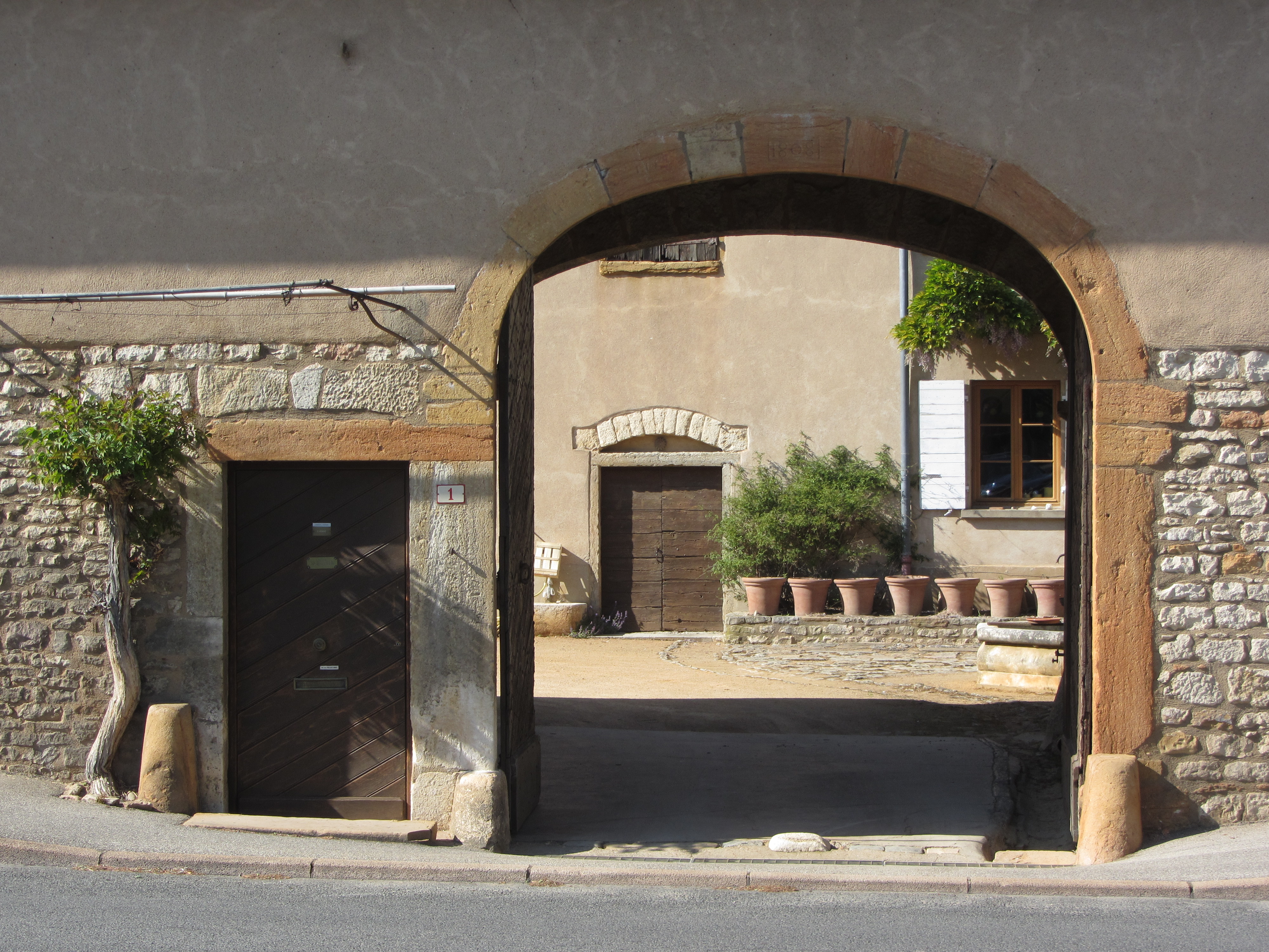 entrée d'une ancienne ferme